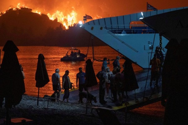 Φωτιά - Εύβοια: Ψυχολόγοι μεταβαίνουν σε Χαλκίδα και Αιδηψό για υποστήριξη των πυρόπληκτων