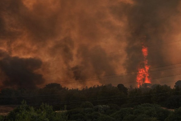 Φωτιά στη Βαρυμπόμπη: Σημειώθηκε αναζωπύρωση - Επιχειρεί ελικόπτερο της πυροσβεστικής