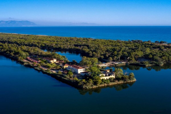 Ταξίδι στη Δυτική Ελλάδα: Η μαγευτική λίμνη με τα γαλαζοπράσινα νερά και το καταπράσινο τοπίο