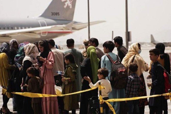 Αφγανιστάν: Συναγερμός στο αεροδρόμιο της Καμπούλ – Πυροβολισμοί με νεκρό