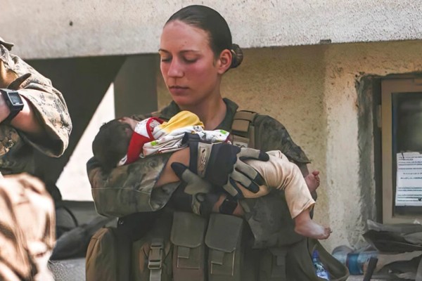 Αφγανιστάν: Ραγίζει καρδιές η φωτογραφία 23χρονης πεζοναύτη αγκαλιά με ένα μωρό λίγο πριν πεθάνει
