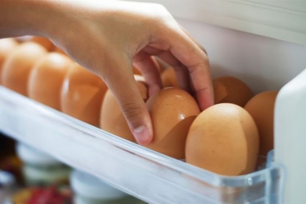 Βάζετε τα αυγά στο ψυγείο; – Ο λόγος που πρέπει να σταματήσετε