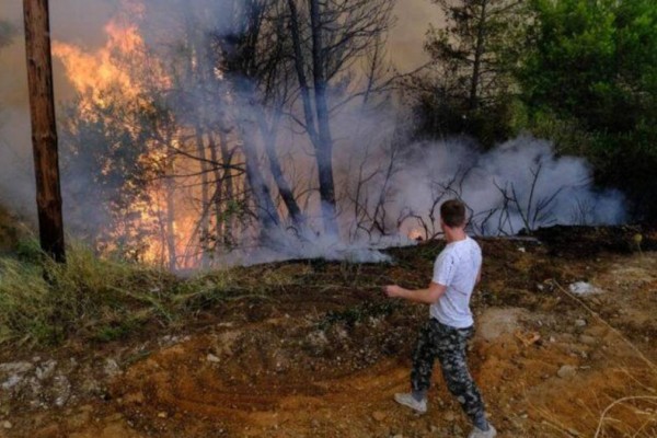 Στη φυλακή οι τρεις συλληφθέντες για τους εμπρησμούς σε Κρυονέρι, Πετρούπολη και Πεδίον του Άρεως