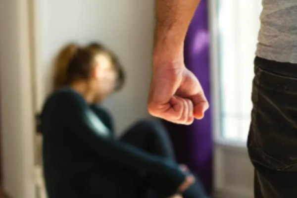 «Ο άντρας μου πήγε να μου βγάλει τα δόντια με τανάλια»: Συγκλονιστική μαρτυρία από θύμα ενδοοικογενειακής βίας