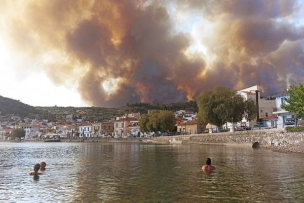 Φωτιά στην Εύβοια: Μεγάλος αγώνας των πυροσβεστών με τις φλόγες