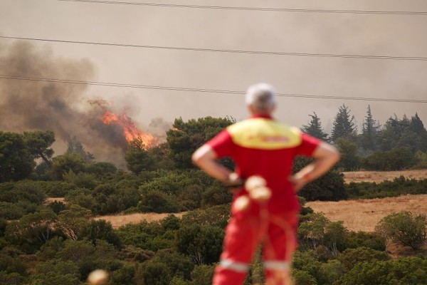 Στις φλόγες όλη η χώρα: Τεράστιες πυρκαγιές από Αττική μέχρι Μεσσηνία και Εύβοια – Μάχη με τις αναζωπυρώσεις