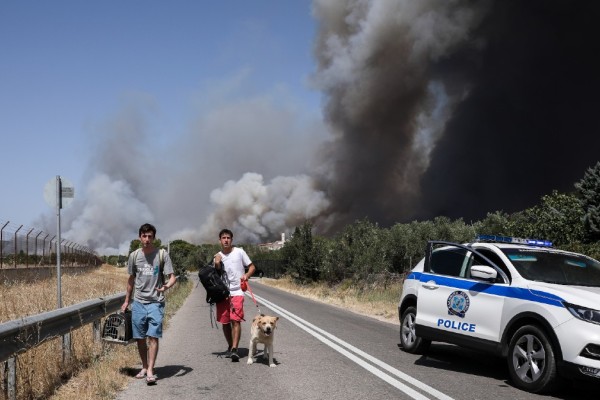 Φωτιά Βαρυμπόμπη: Ακούστηκαν εκρήξεις - Εκκενώθηκε κατασκήνωση - Διακοπή δρομολογίων της ΤΡΑΙΝΟΣΕ