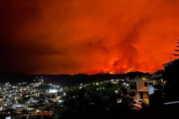 Φωτιά στην Εύβοια: Το μοναστήρι του Οσίου Δαυίδ έχει κυκλωθεί από τις φλόγες - Οι μοναχοί δεν το εγκαταλείπουν