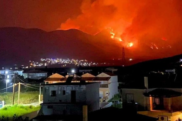 Τεράστια πυρκαγιά 8 χιλιομέτρων 