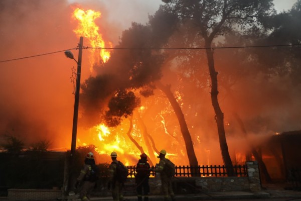 Φωτιά Βαρυμπόμπη: Σε ξενοδοχεία με έξοδα του κράτους η διανυκτέρευση των πυρόπληκτων