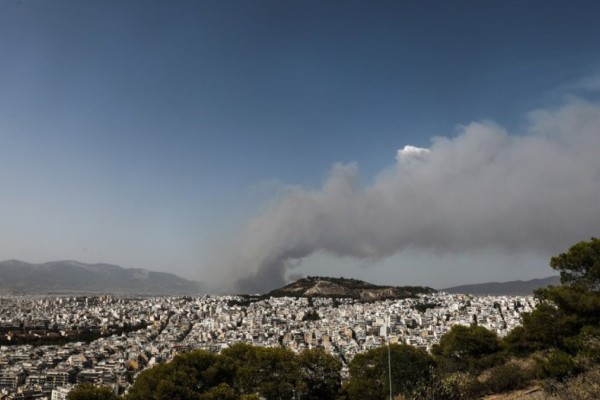 Φωτιά στη Βαρυμπόμπη: Εκκενώνονται Ιπποκράτειος Πολιτεία και Δροσοπηγή - Μήνυμα από το 112