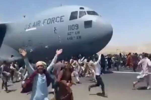 Αφγανιστάν: Άνθρωποι πέφτουν στο κενό από αεροπλάνο που απογειώνεται από την Καμπούλ - Πληροφορίες για πέντε νεκρούς (Video)