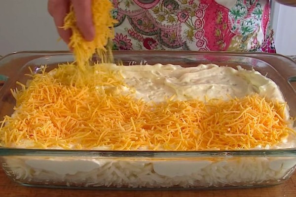 Τρίβει το τυρί πάνω στις πατάτες και τα βάζει στο φούρνο! Το αποτέλεσμα; Κυκεώνας γεύσεων!