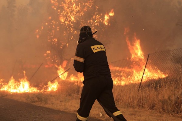 Φωτιά στην Εύβοια: Οι φλόγες κύκλωσαν τους πυροσβέστες - Τρεις τραυματίες