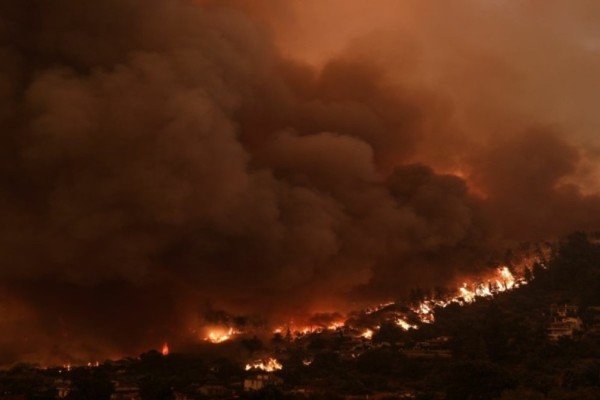 Οι ρύποι από τις φωτιές σε Εύβοια και Αττική έφτασαν μέχρι την Κρήτη