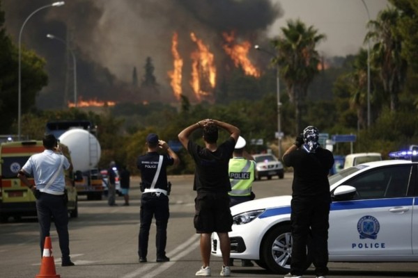 Φωτιά Βαρυμπόμπη: Σε ποιες περιοχές υπάρχουν διακοπές ρεύματος – Πότε θα αποκατασταθεί η ηλεκτροδότηση