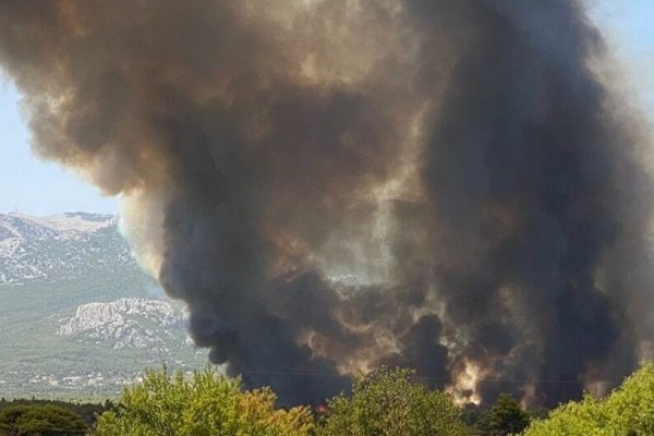 Μεγάλη φωτιά στη Βαρυμπόμπη: Επιχειρεί το ρωσικό Beriev - Έκλεισε η Εθνική Οδός (Εικόνες - Βίντεο)