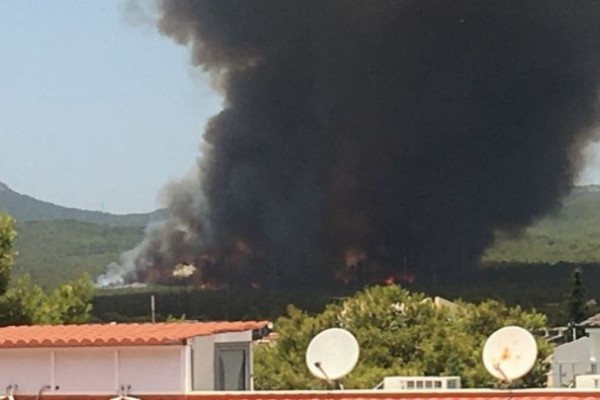 Ισχυρή φωτιά στη Βαρυμπόμπη: Μήνυμα από το 112 στους πολίτες