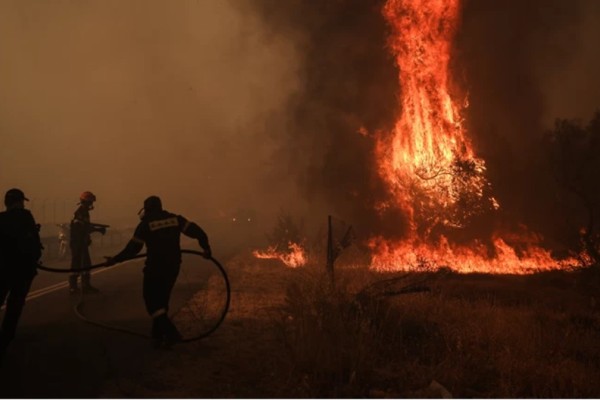 Φωτιά στη Βαρυμπόμπη: 77 άνθρωποι νοσηλεύονται με αναπνευστικά προβλήματα