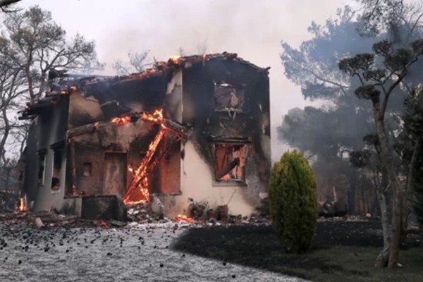 Φωτιά Βαρυμπόμπη: Πολίτης κατήγγειλε ότι άγνωστοι υποδύθηκαν τους άνδρες της Πολιτικής Προστασίας και παραβίασαν το σπίτι του