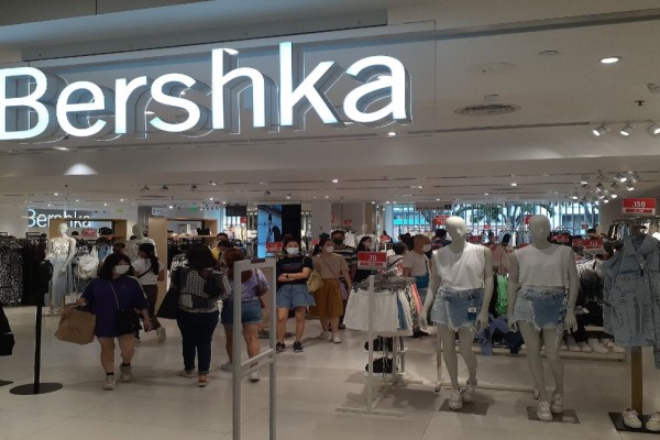 Bershka: Η φούστα που θα λατρέψεις σε τέλεια τιμή!