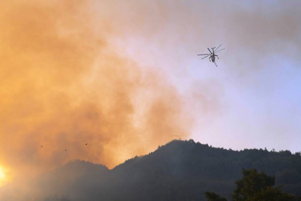 Φωτιά στην Κάρπαθο: Ενισχύθηκαν οι δυνάμεις - Έρχονται πυροσβέστες από τη Ρόδο