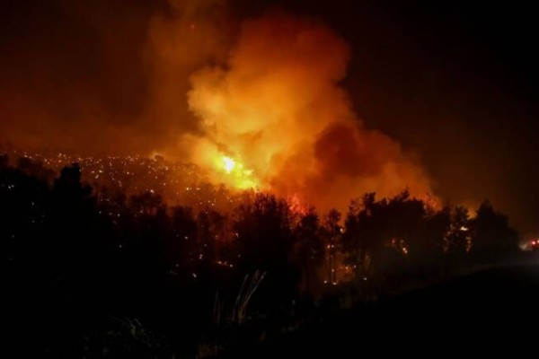 Φωτιά στην Ηλεία - Δύσκολη νύχτα στην περιοχή