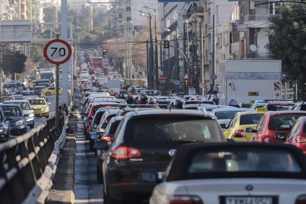 Κίνηση στους δρόμους: Μποτιλιάρισμα στο κέντρο, πού υπάρχουν καθυστερήσεις