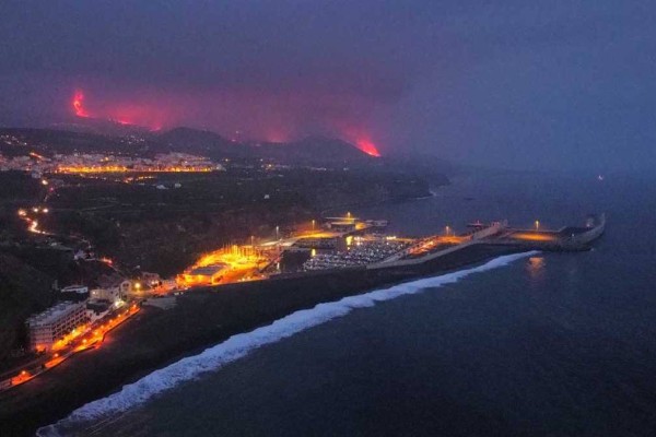 Απίστευτες εικόνες από την έκρηξη ηφαιστείου στη Λα Πάλμα: Η λάβα έφτασε στον Ωκεανό!