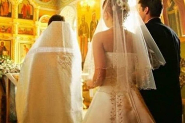 Ο ιερέας σταμάτησε την τελετή για να φωνάξει στο γαμπρό και την νύφη - Μόλις συνειδητοποίησε την αλήθεια ντροπιάστηκε μπροστά σε όλους