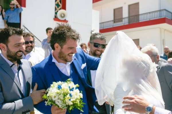 Ο γαμπρός την περίμενε με αγωνία στην εκκλησία - Όταν η νύφη βγήκε εκείνος «κοκκάλωσε» με αυτό που είδε