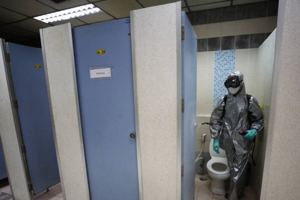 Προσοχή... αν πάτε σε δημόσια τουαλέτα: Αυτός είναι ο κίνδυνος να «κολλήσετε» κορωνοϊό