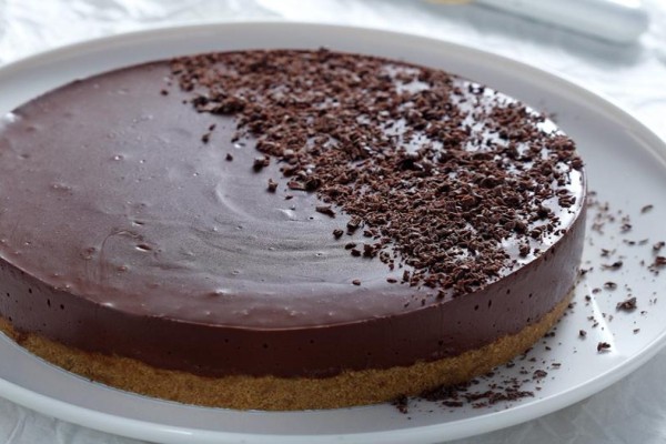Ανάλαφρη και πανεύκολη τούρτα από σοκολάτα σε 10 λεπτά!