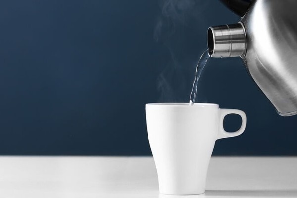 Τι θα πάθει το σώμα μας αν σταματήσουμε τον καφέ και ξεκινήσουμε να πίνουμε ζεστό νερό