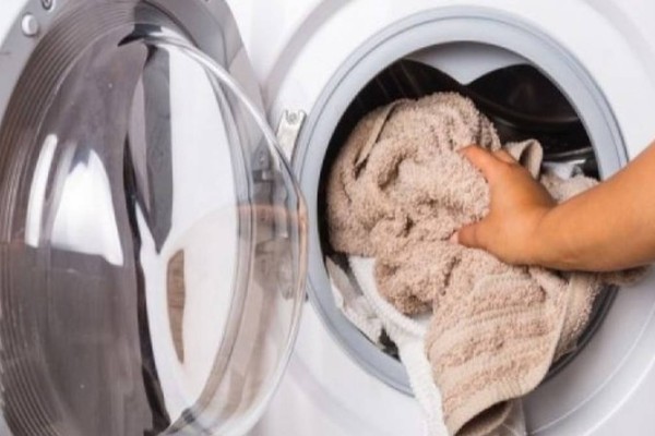 Βάζει τα ρούχα στο πλυντήριο προσθέτοντας μερικές κουταλιές αλάτι… Ο λόγος; Ευφυέστατος!
