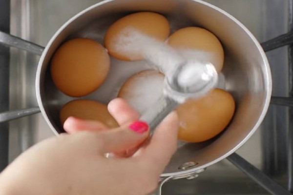 Ρίχνει μαγειρική σόδα σε αυγά και τα βάζει στην κατσαρόλα - Θα το κάνετε αμέσως (Video)