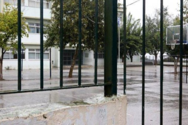 Τρόμος για 16χρονη μαθήτρια στο Βύρωνα: 22χρονος με κατεβασμένα παντελόνια προσπαθούσε να ανοίξει την πόρτα τουαλέτας (Video)