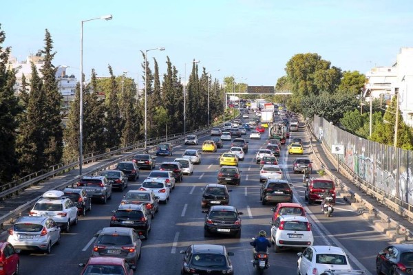 Ανυπόφορη η κίνηση για τους οδηγούς - Καθυστερήσεις σε Αττική Οδό και Κηφισό