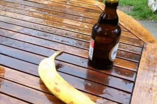 Ξεχάστε τα ανοιχτήρια: Το κόλπο με τη μπανάνα για να ανοίξετε ένα μπουκάλι μπύρας