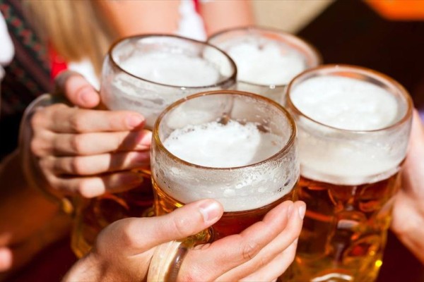Η μπίρα σας φουσκώνει; Δείτε πόσες θερμίδες έχει ένα ποτήρι