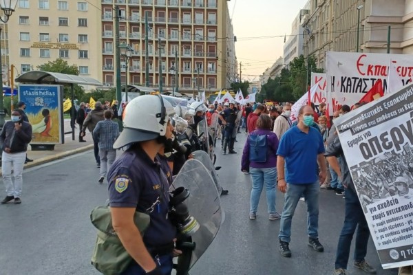 Ένταση στο Σύνταγμα – Χημικά και ξύλο στο πανεκπαιδευτικό συλλαλητήριο