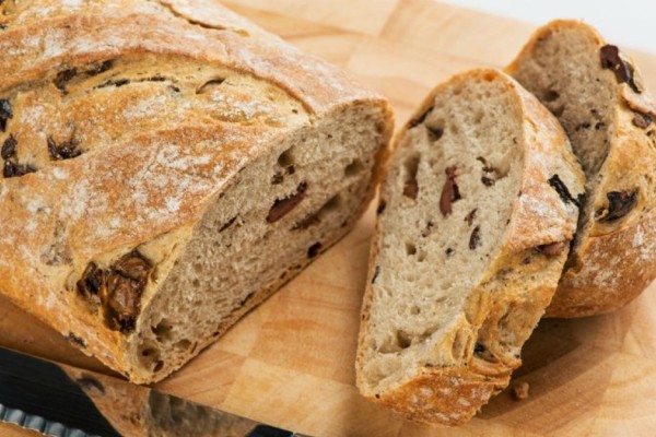 Ξεχάστε το ψωμί από το φούρνο: Φτιάξτε μόνοι σας πεντανόστιμο ψωμί με ελιές και ελαιόλαδο