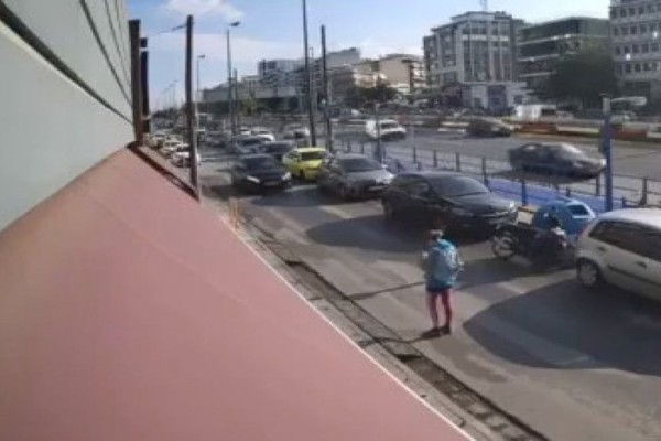 Βίντεο σοκ από τροχαίο στη Συγγρού: Η στιγμή που αυτοκίνητο παρασύρει πεζή