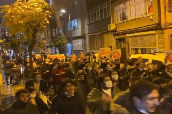 «Ερντογάν παραιτήσου»: Στους δρόμους Τούρκοι πολίτες μετά την κατάρρευση της λίρας