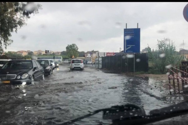 Στο έλεος της κακοκαιρίας: Εγκλωβίστηκαν τρία άτομα σε Μετόχι και Καλόγρια - Υπερχείλισε ο Σπερχειός (video)