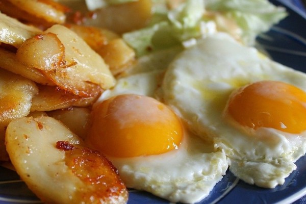 Πώς να απομακρύνετε τη μυρωδιά του αυγού από πιάτα και ποτήρια