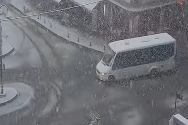 Το «έστρωσε» στη Φλώρινα! Πυκνό χιόνι στο κέντρο της πόλης (Video)