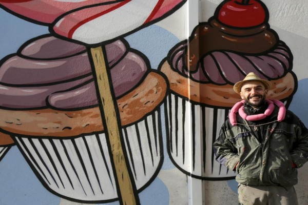 Καλλιτέχνης δρόμου μετατρέπει σβάστικες σε κάπκεϊκς! (photos)