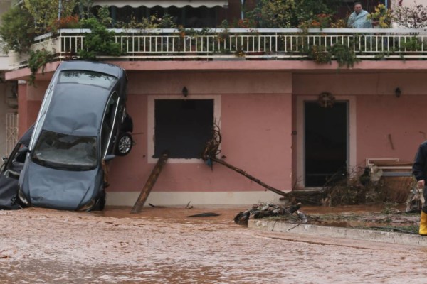 15/11/2017: Τέσσερα χρόνια από τις φονικές πλημμύρες στη Μάνδρα! Όταν νερό και λάσπη σκόρπισαν τον θάνατο