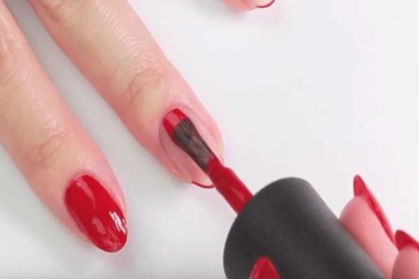 Δυσκολεύεστε να βάψετε τα νύχια σας στο καλό σας χέρι; Δείτε πως θα πετύχετε την τέλεια εφαρμογή με αυτό το απλό κόλπο (Video)